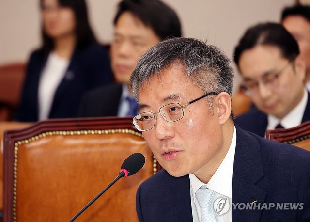 답변하는 김석우 법무부 장관 직무대행