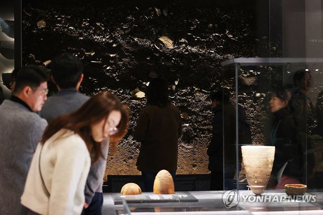 신석기실의 동삼동 패총 투사 영상