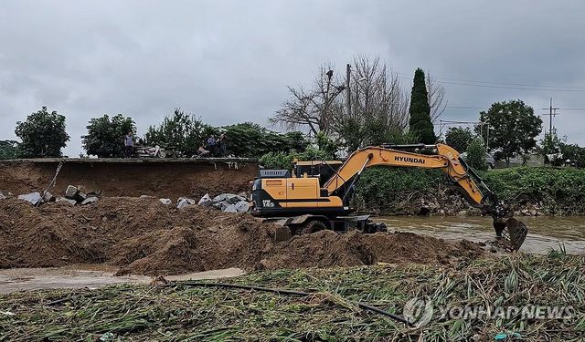 작년 집중호우에 무너진 제방 시설의 복구 작업 모습.