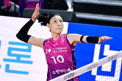 공격하는 흥국생명의 김연경