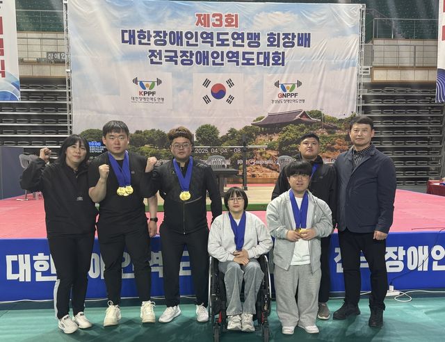 메달을 목에 건 동구청 돌고래역도단