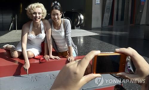 미국 캘리포니아주 할리우드 메릴린 먼로 상 옆의 중국인 관광객