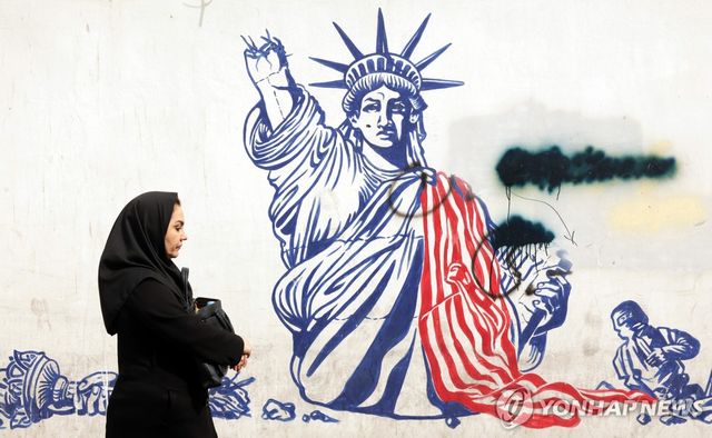 테헤란 시내의 반미 벽화 