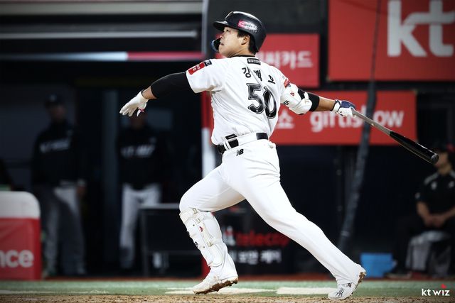 9일 경기에서 홈런을 치고 타구를 바라보는 kt 강백호.