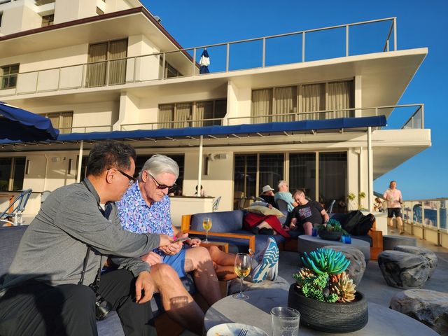 캐나다 여행자들과 대화하는 한국 취재진 [사진/성연재 기자] 