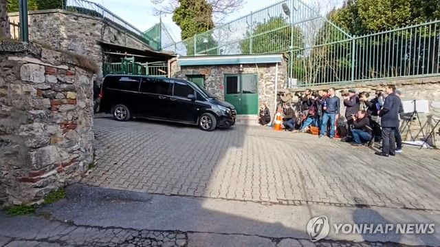 2월 27일 이스탄불 주재 미국 총영사관에서 협의 마치고 떠나는 러시아 대표단 차량