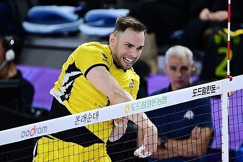 공격하는 KB손해보험의 비예나