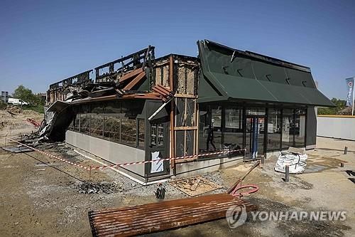 '반항하는 감자튀김들'이란 단체가 불 지른 맥도날드 매장 공사 현장