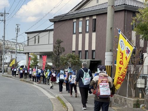 일본 교토 향해 행진하는 참가자들