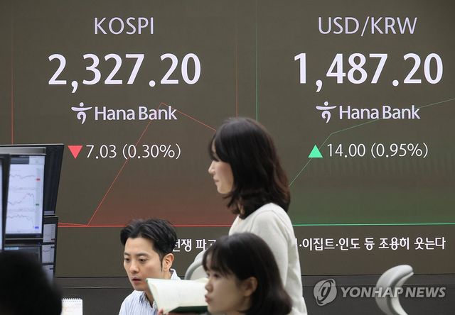 (서울=연합뉴스) 이정훈 기자 = 9일 서울 중구 하나은행 본점 딜링룸 현황판에 코스피, 원/달러 환율이 표시돼 있다. 2025.4.9 uwg806@yna.co.kr