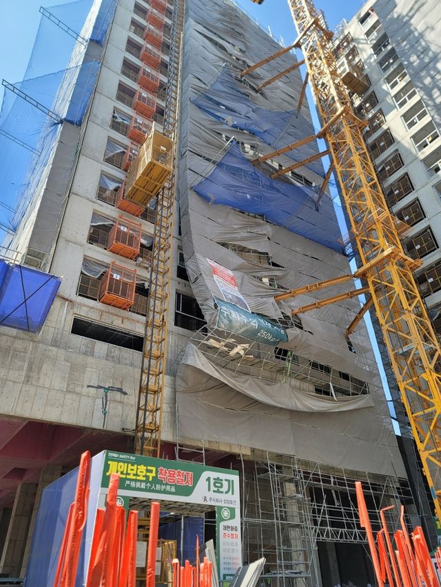 휘어진 공사 현장 비계