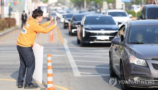 이준석 대선 예비후보, 대구서 출근길 인사