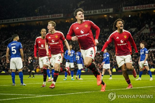 맨유 해리 매과이어(5번) 골 세리머니 모습.