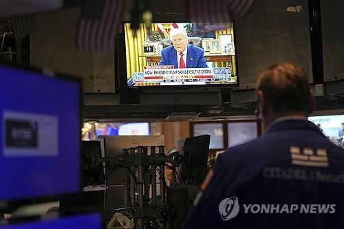 뉴욕증권거래소 TV 화면 속 트럼프