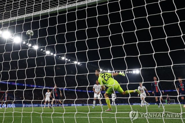 골대로 향하는 두에의 슈팅