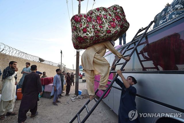 파키스탄 떠나는 아프간 난민