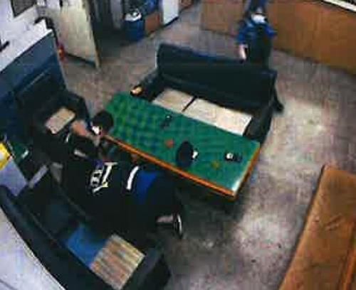 춘천 한 지구대에서 경찰이 고소인의 머리 위로 주먹을 들어 올리는 모습.