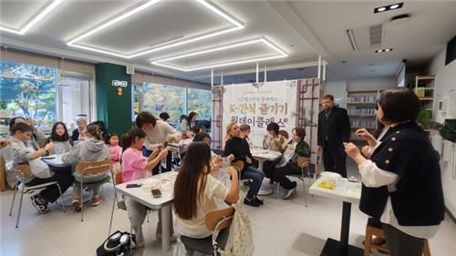 외국인 대상 K-간식 즐기기 원데이 클래스 모습
