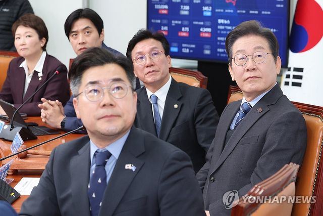 한덕수 대행 발언 영상 보는 이재명 대표