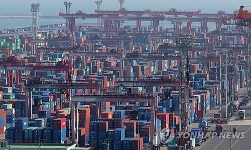 수출 컨테이너 쌓여있는 부산항