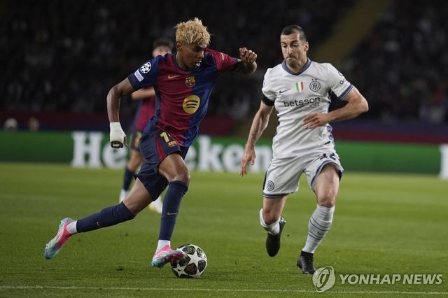 드리블 하는 야말(왼쪽).