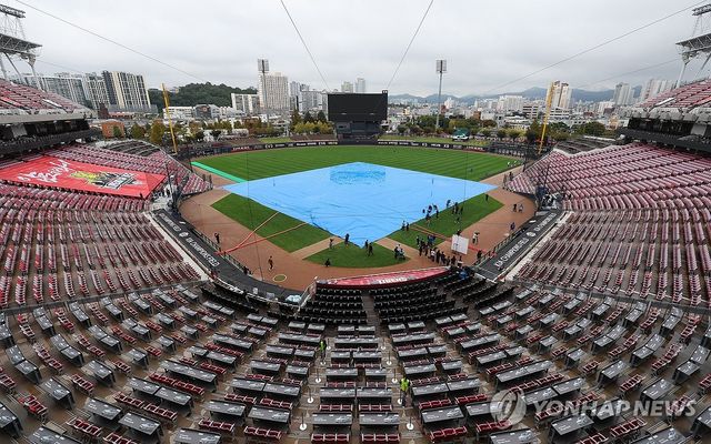 야구팬들에게 야속한 가을비, 한국시리즈 1차전, 23일 재개