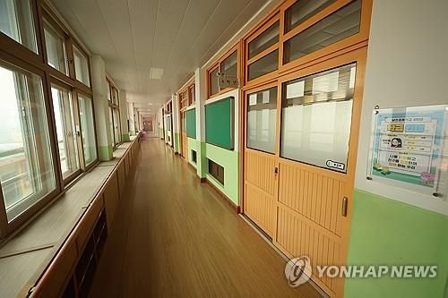 초등학교 교실 복도. 기사 내용과 관계 없습니다