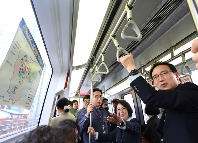 의정부경전철 탄 임태희 경기도교육감(오른쪽)