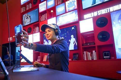 K팝을 감상하는 카이 트럼프.