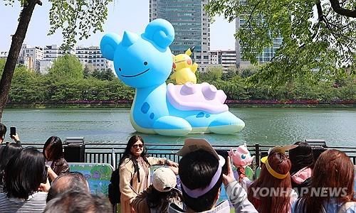 2025 포켓몬타운 개막, 석촌 호수에 전시된 라프라스와 피카츄