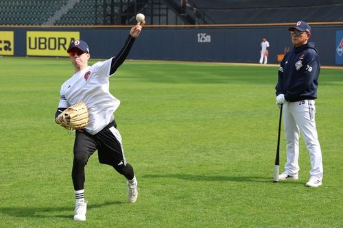 연습투구 하는 두산 고효준(왼쪽)