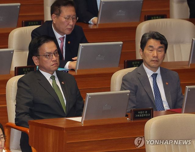 최상목 부총리-이주호 부총리, 나란히 본회의 참석