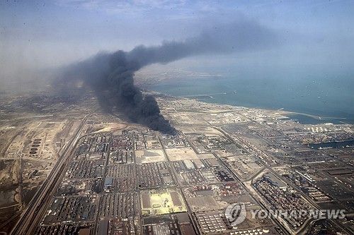 27일(현지시간) 이란 남동부 반다르압바스 지역 샤히드라자이 항구 폭발 현장