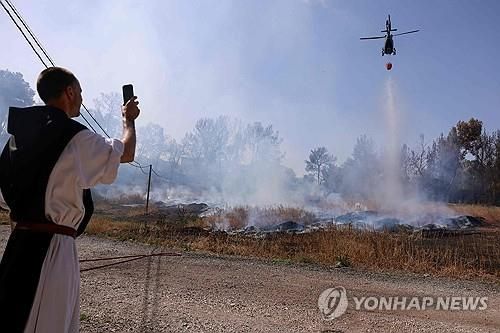 1일(현지시간) 이틀째 이어지는 이스라엘 산불 진화 작업