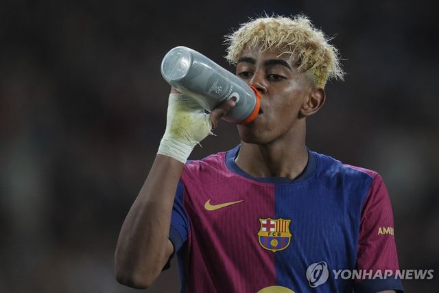 목 축이는 바르셀로나의 야말.