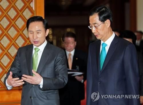 2009년 2월 이명박 대통령이 한덕수 주미대사에 신임장을 수여하고 나오는 모습