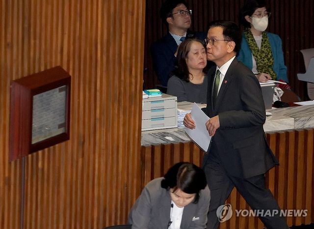 정부 측 인사 마치고 자리 떠나는 최상목 부총리