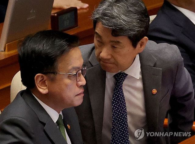 국회 본회의 참석한 최상목·이주호 부총리