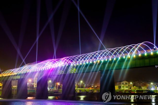 강릉 월화교 분수조명 가동