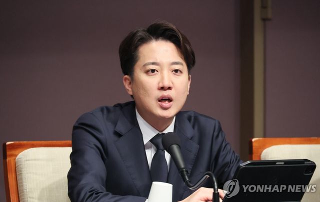 발언하는 이준석 후보