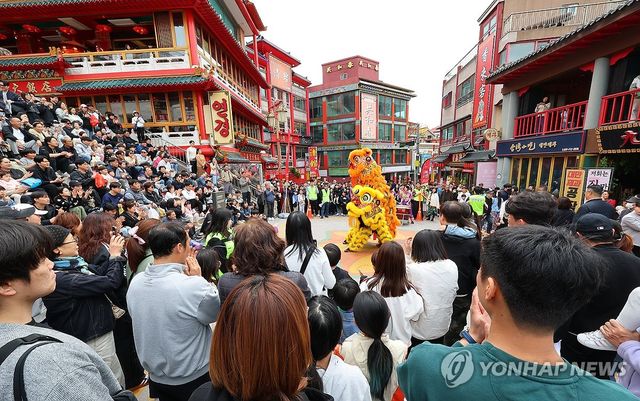 사자춤 관람하는 나들이객들