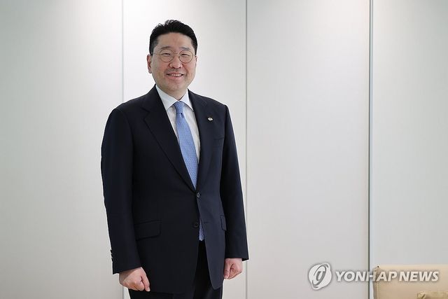 포즈 취하는 이상현 태인 대표