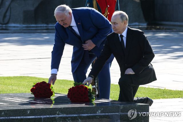 스탈린그라드 전투 희생자 추모하는 블라디미르 푸틴 러시아 대통령과 알렉산드르 루카셴코 벨라루스 대통령