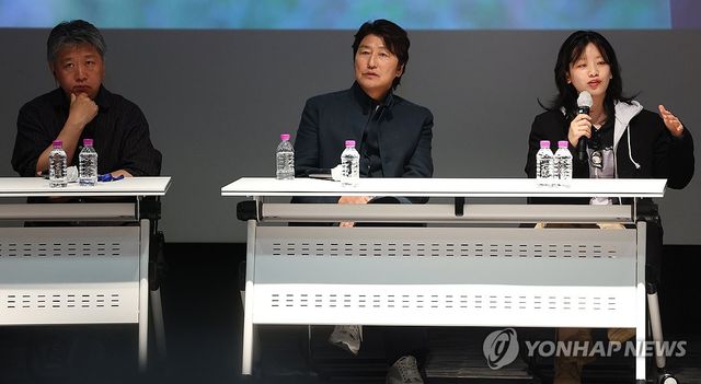 '어느 가족' 씨네토크, 인사말하는 배우 이주영