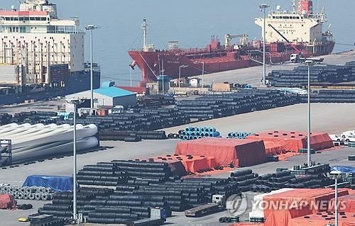 수출 기다리는 철강 제품들