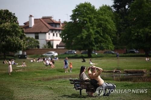 영국 윔블던에서 더위를 식히는 시민들