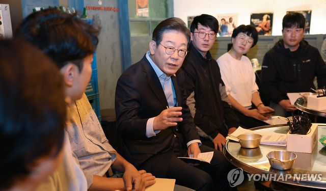 비(非)전형 노동자들과 간담회 하는 이재명 후보