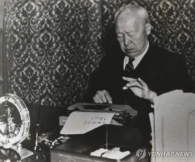 타이핑 치는 이승만 대통령