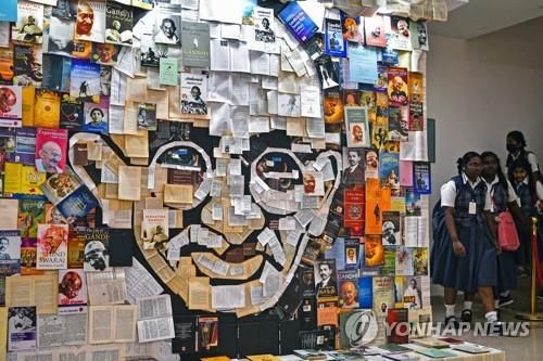 인도 학교 마하트마 간디 모자이크 전시물