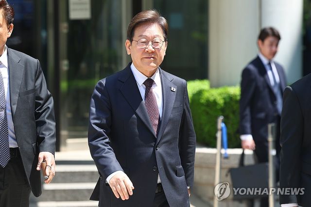 재판 마친 이재명 후보